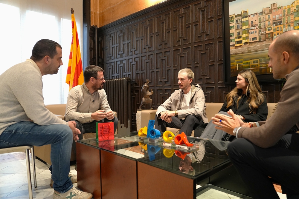 Girona da la bienvenida al ciclista Brandon McNulty en una visita al Ayuntamiento